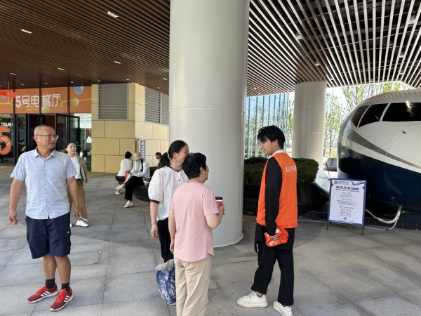 乐高乐土开园热，祯祥志愿者“护娃”更热